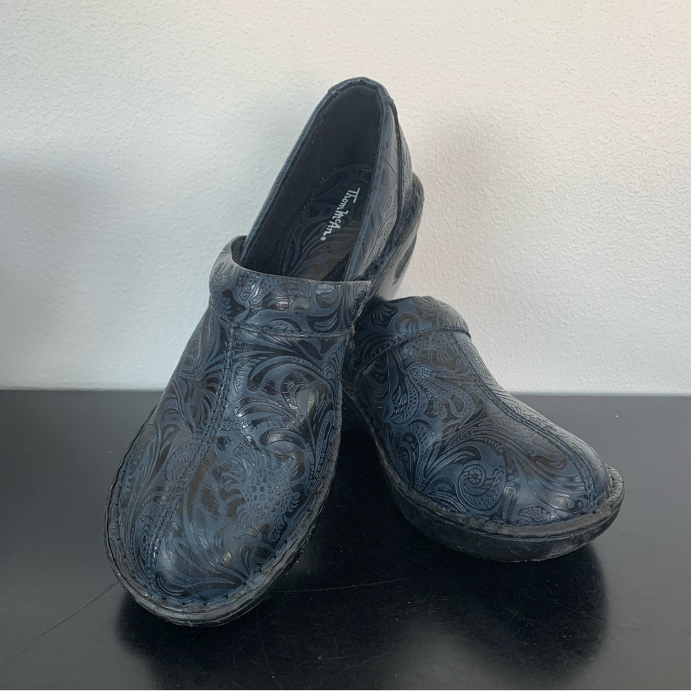 Thom McAn Shoes Womens 7W Clogs Comfort Black/Blue Slip On Embossed